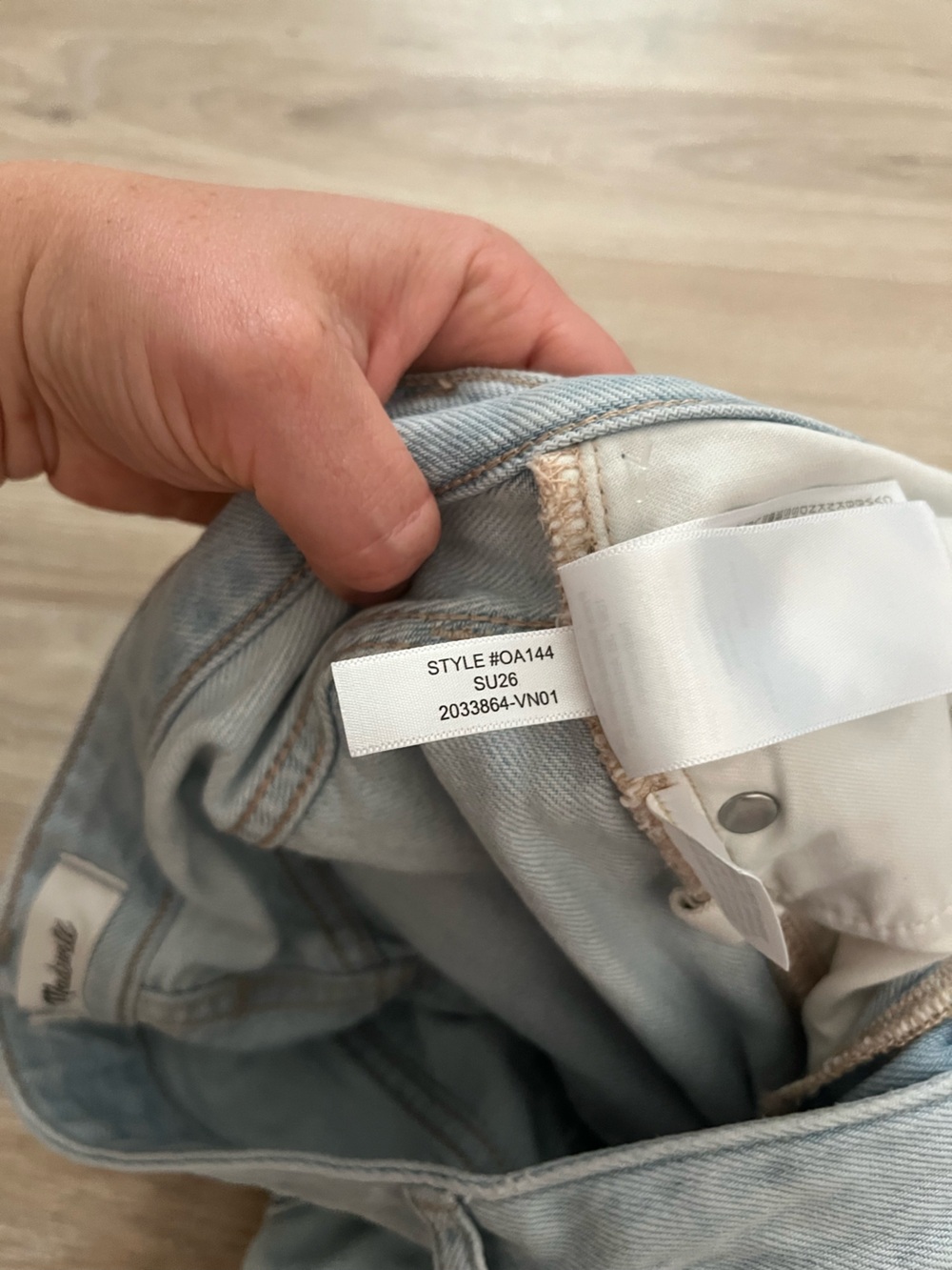 Madewell Women’s The Curvy Darted Barrel-Leg Jean in Airy Denim Laguna Wash - 28 - Picture 7 of 9